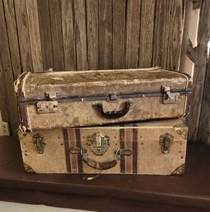 lot 299 image: Vintage suitcase Decor