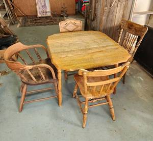 lot 301 image: Vintage Oak Table 41x36 and (4) Vintage Chairs