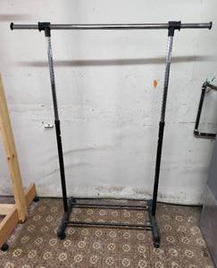 lot 87 image: Clothing Rack (adjustable)