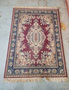 lot 90 image: Rug 46x66