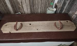 lot 396 image: Barnwood and Horseshoe Coat Rack 7x41