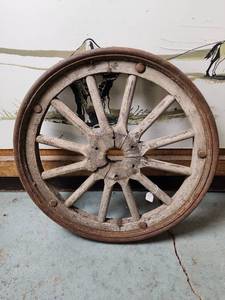 lot 402 image: 25 Wagon Wheel