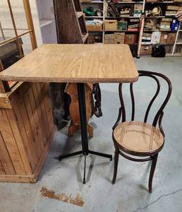 lot 409 image: Bar Top Table 29.5x29.5x41 and (1) Vintage Chair