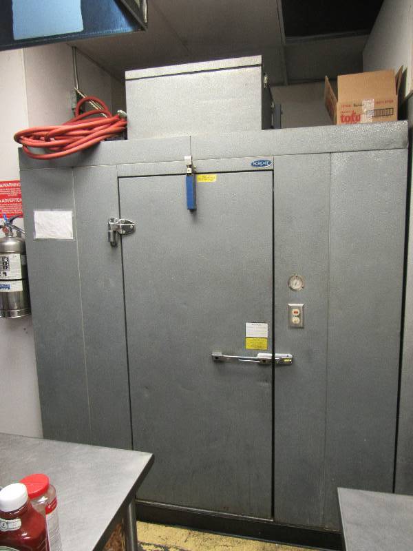 lot 1390 image: UPDATE- UNIT IS NO LONGER WORKING Norlake Walk-in Cooler Unit 6x6 w Floor