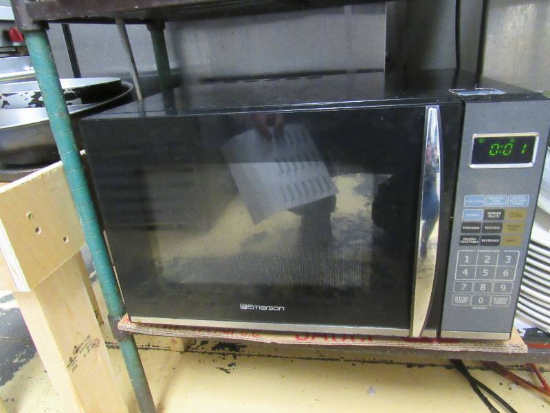 lot 1401 image: Emerson Household Microwave Oven