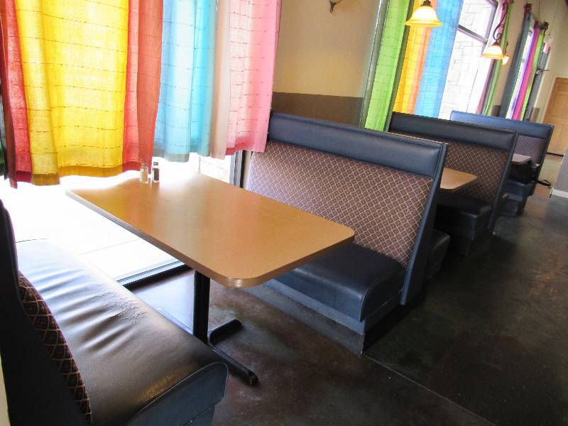 lot 1418 image: Lot of Single And Double Booth Seating