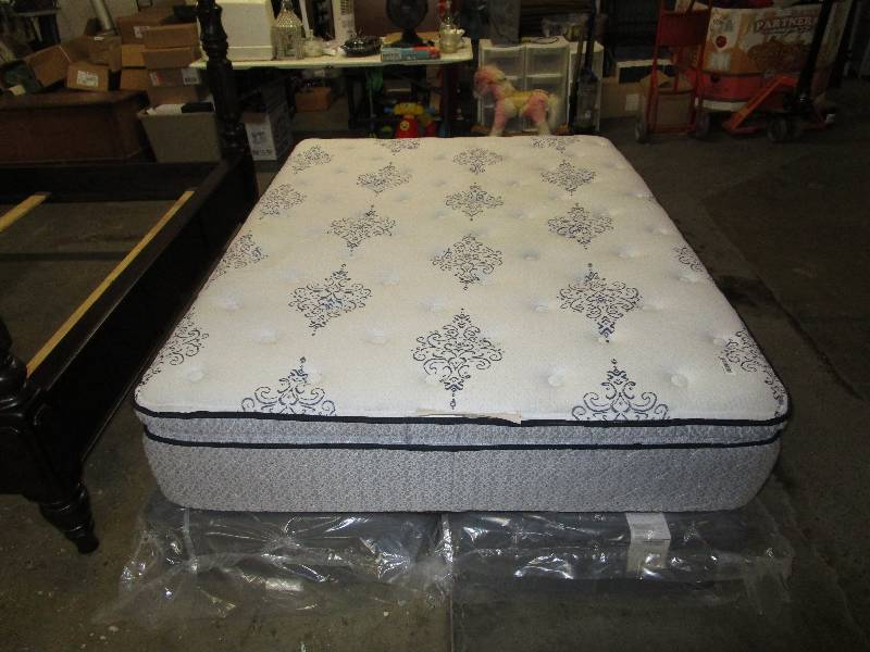 lot 250 image: Like New Sealy Queen Plush Eurotop National Parks Collection Mattress and Split Box Springs