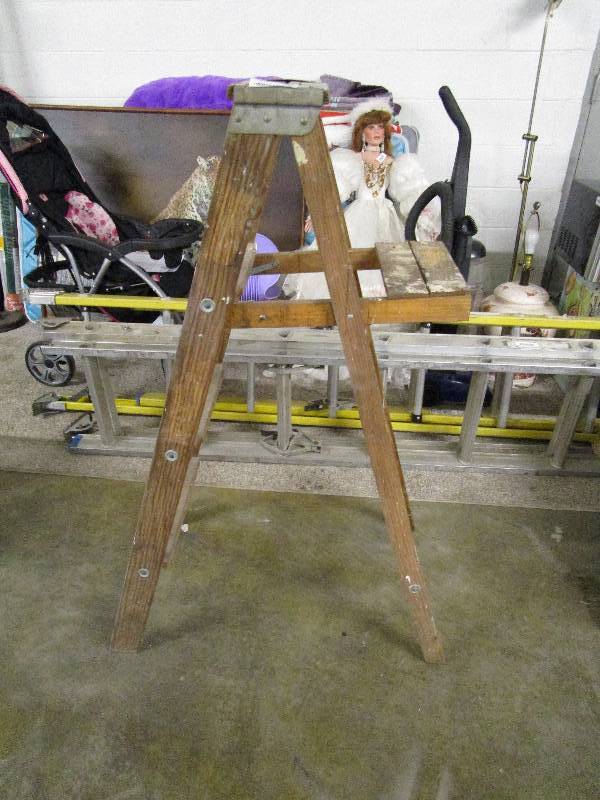 lot 358 image: Wooden Step Ladder