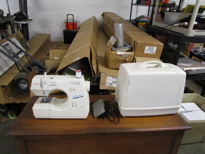 lot 363 image: Singer sewing machine
