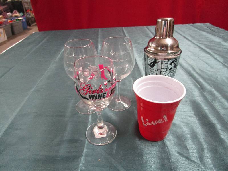 lot 383 image: Lot of barware