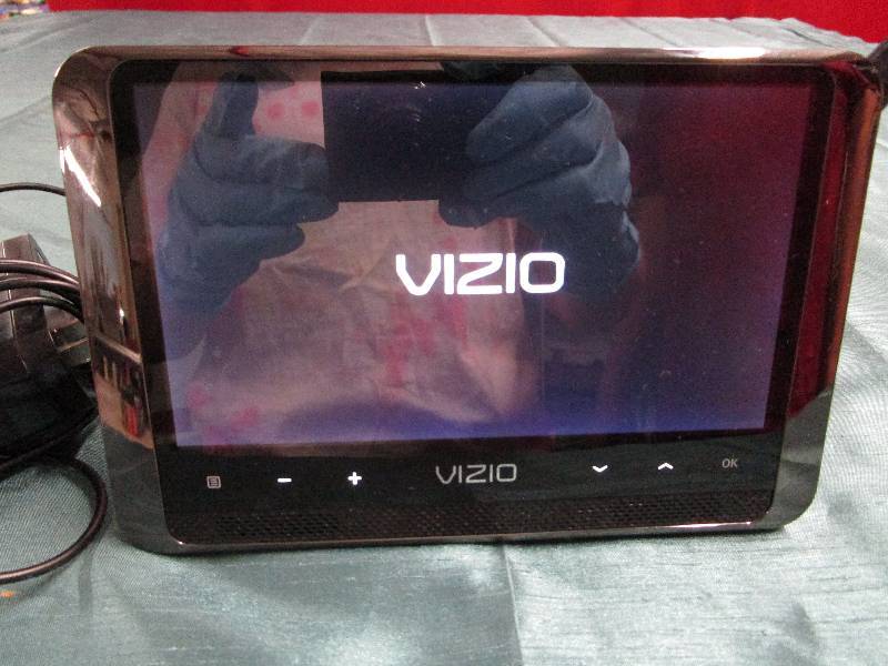 lot 392 image: Portable Vizio Tv