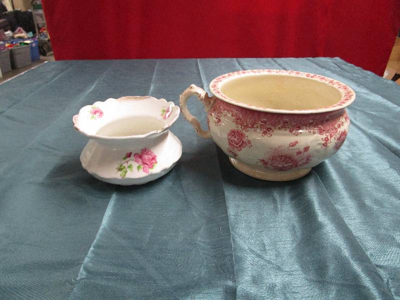 lot 413 image: Lot of dishware