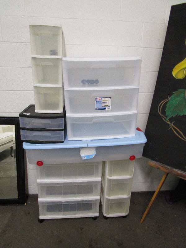 lot 424 image: Lot of Sterilite containers