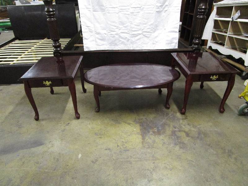 lot 448 image: Coffee table and end table set