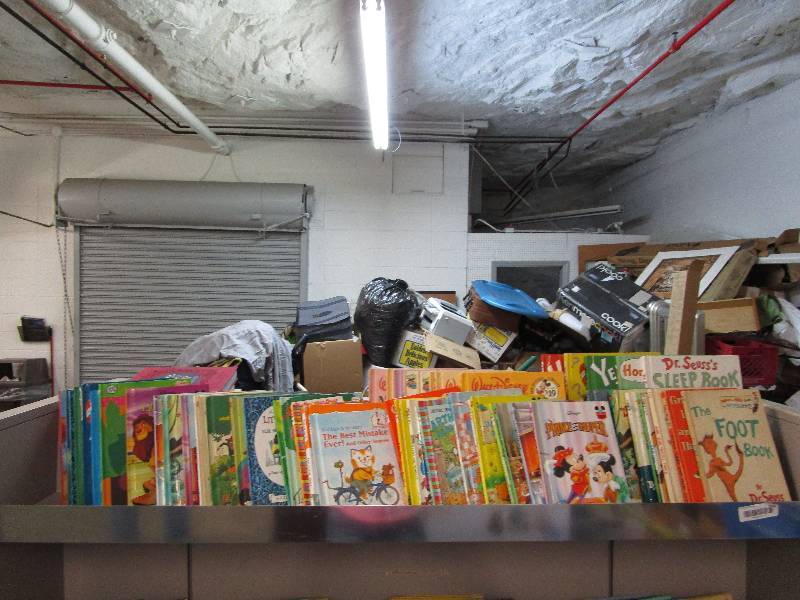 lot 458 image: Large lot of kids books