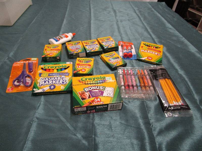 lot 473 image: Lot of Crayons and markers