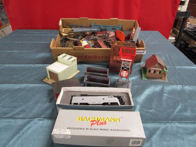lot 516 image: Lot of Train Stuff and Engine