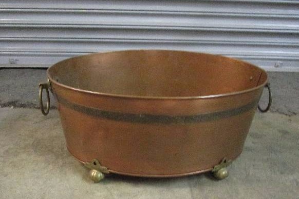 lot 17 image: Large Copper Pot