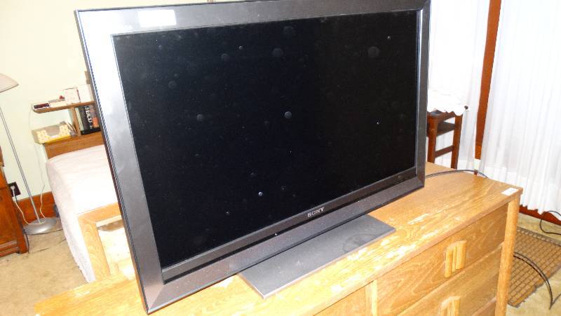 lot 863 image: Sony bravia TV works fine except HDMI.