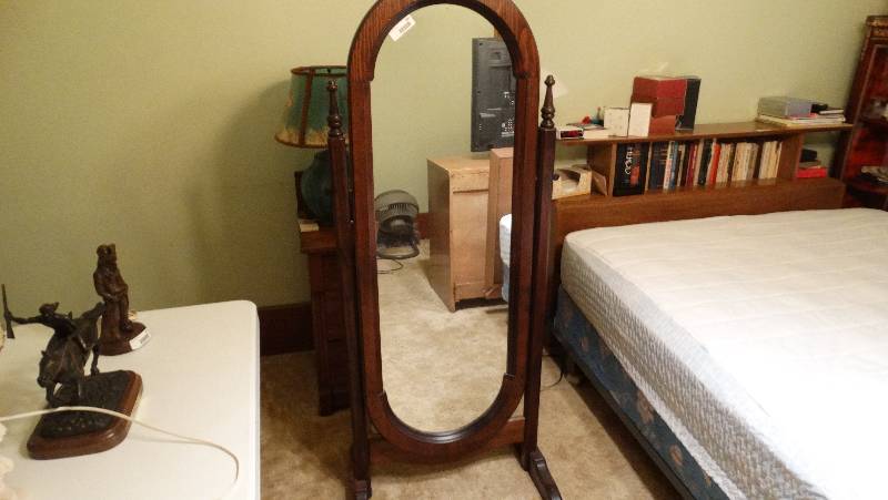 lot 864 image: Dressing mirror, nice.