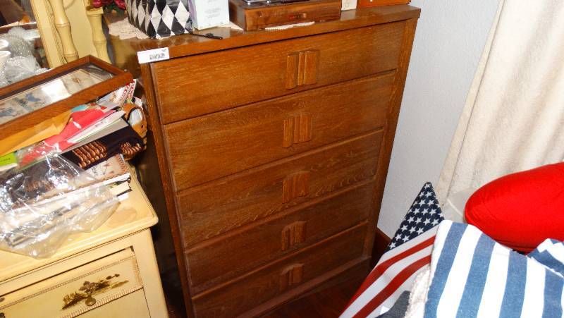 lot 865 image: 5 Drawer dresser no contents.