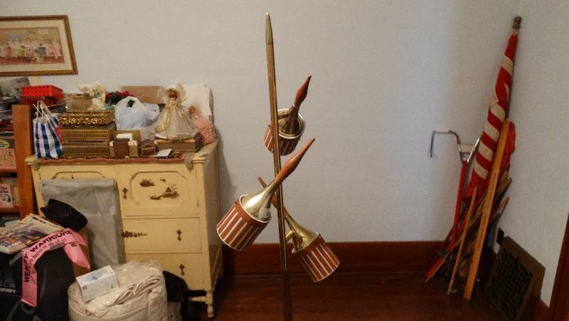 lot 866 image: 3-light standing lamp.