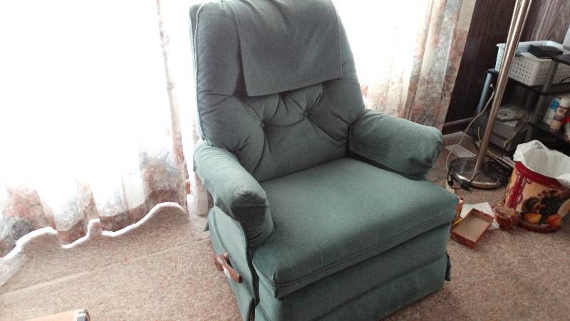 lot 867 image: LA-z-boy recliner.