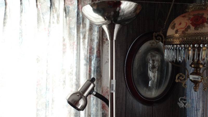 lot 869 image: 2-light standing lamp.