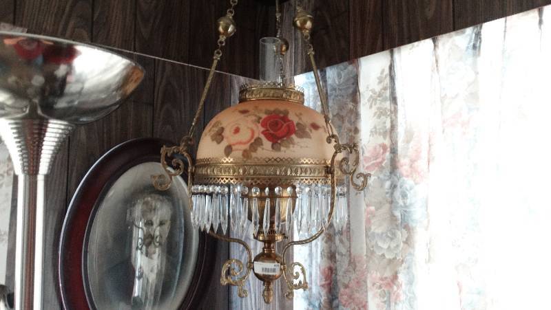 lot 870 image: Nice decorative hanging lamp. kerosene.