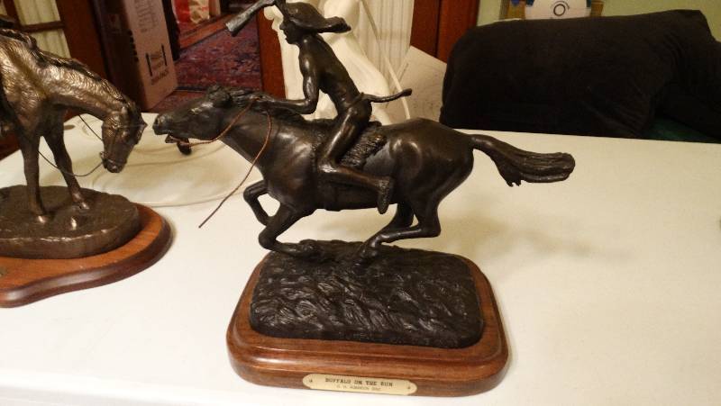 lot 872 image: Buffalo on the run bronze statue by H.H. Robinson 1982.