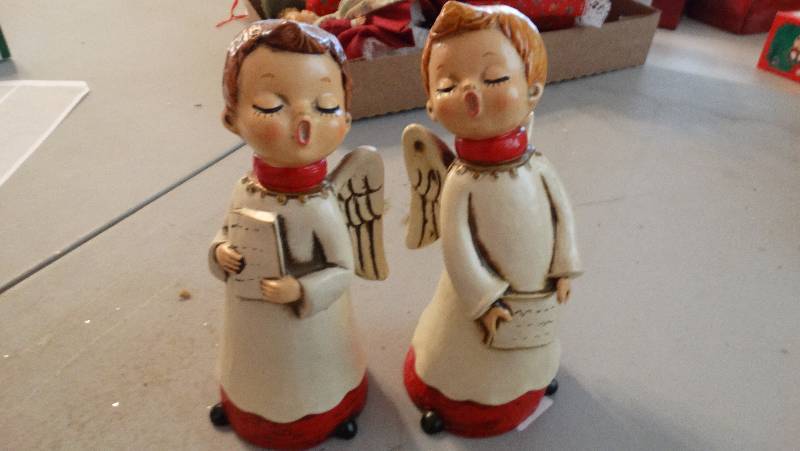 lot 876 image: 2 Singing angels.
