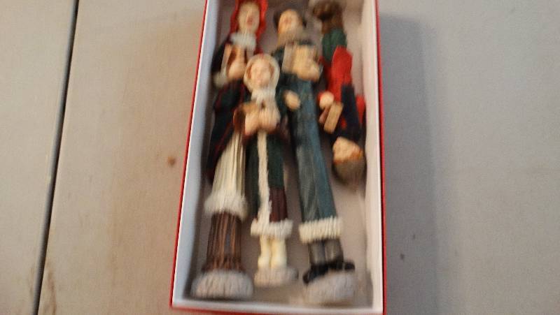 lot 877 image: Christmas carolers.