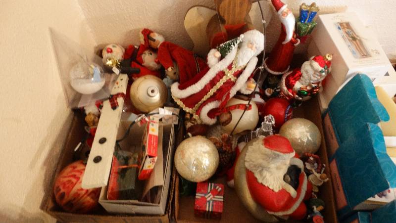 lot 878 image: Lot of Christmas decor.