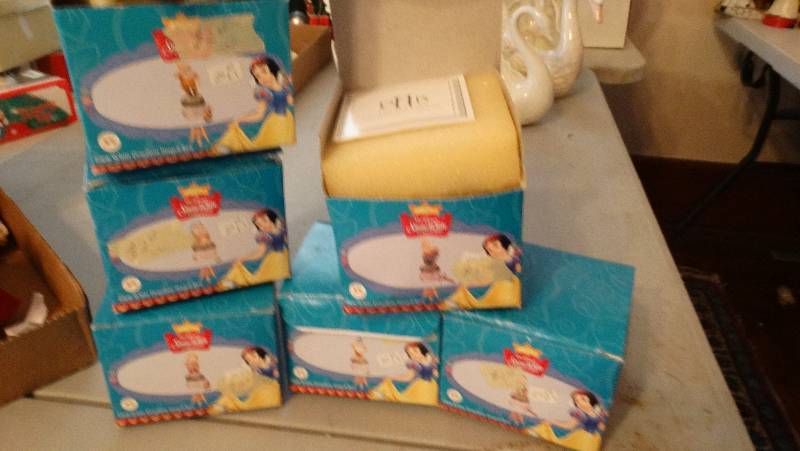 lot 880 image: 8 Walt Disney snow white themed ornaments.