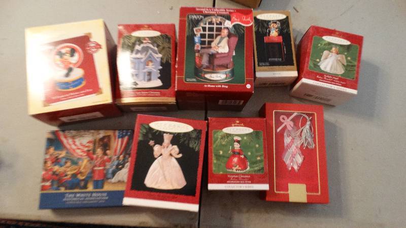 lot 883 image: Lot of various ornaments.