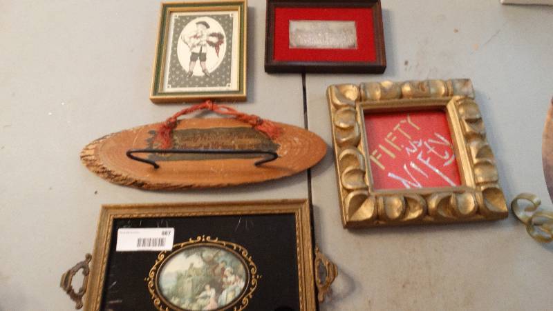 lot 887 image: Lot of wall decor & plate wstand.