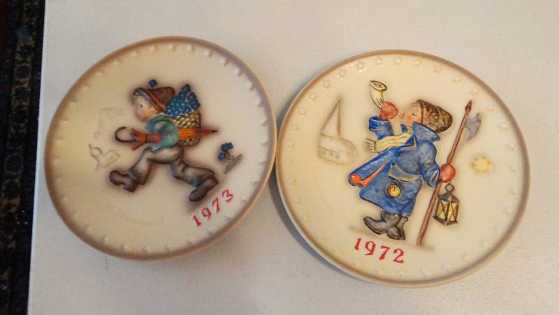 lot 889 image: 1972 - 1973 2nd & 3rd annual plate, hand painted, goebel, made in Germany.