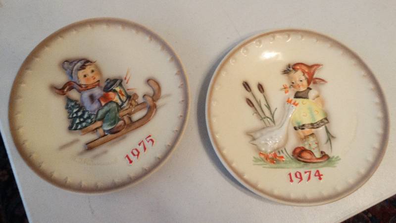 lot 890 image: 1974 - 1975 4th & 5th annual plate, made in Germany.