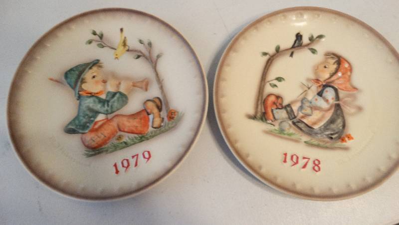 lot 892 image: 1978 - 1979 8th & 9th annual plate, made in Germany.
