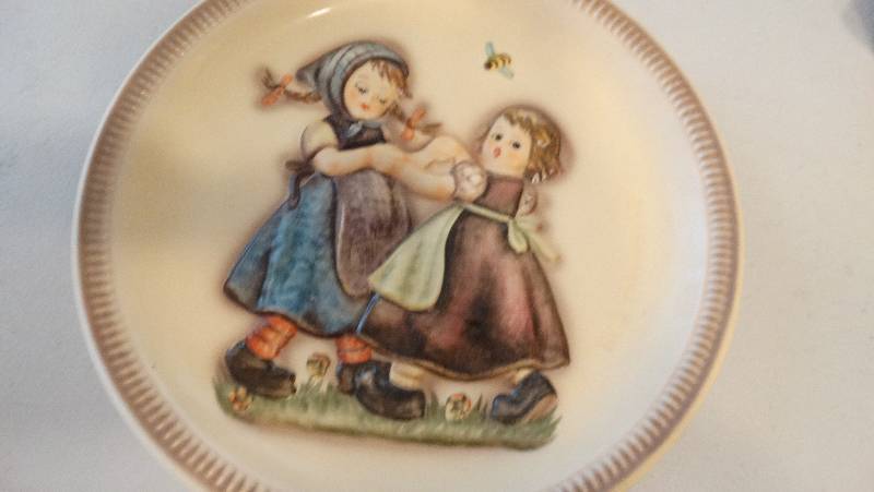lot 894 image: 1980 Anniversary plate, hand painted, goebel, made in Germany.
