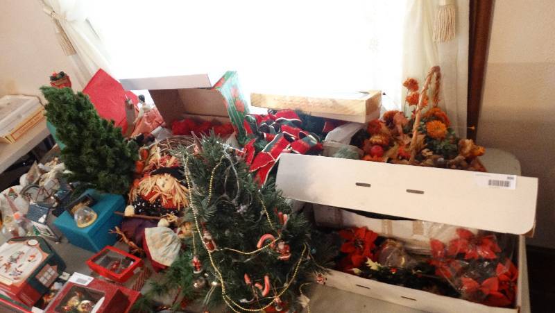 lot 896 image: Big lot of Christmas decor.