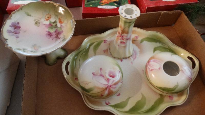 lot 897 image: Set of decorative glassware.