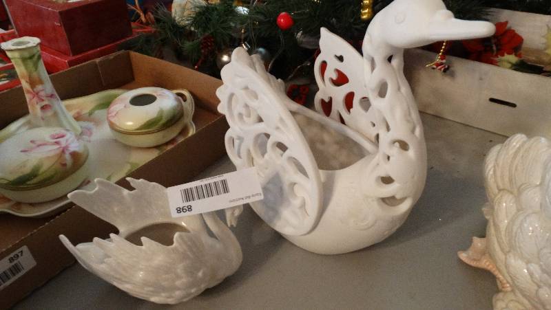 lot 898 image: 2 Swans, glass.