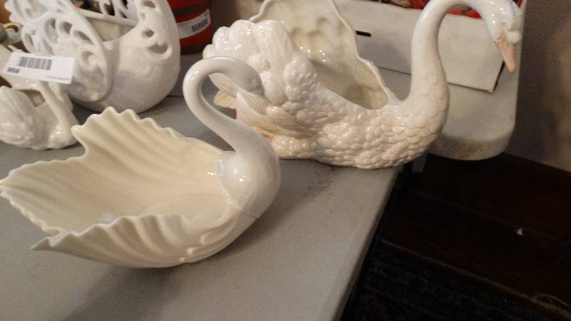 lot 899 image: 2 Swans, glass.