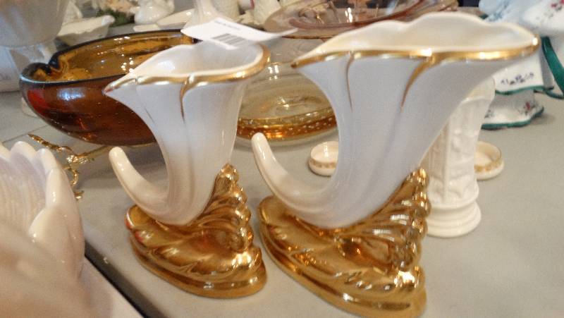lot 908 image: Decorative glassware.