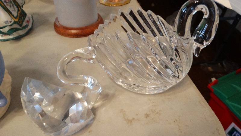lot 913 image: 2 Nice glasses swans.