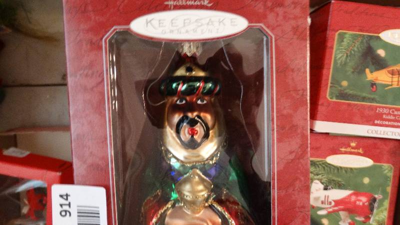 lot 914 image: Hallmark ornaments.