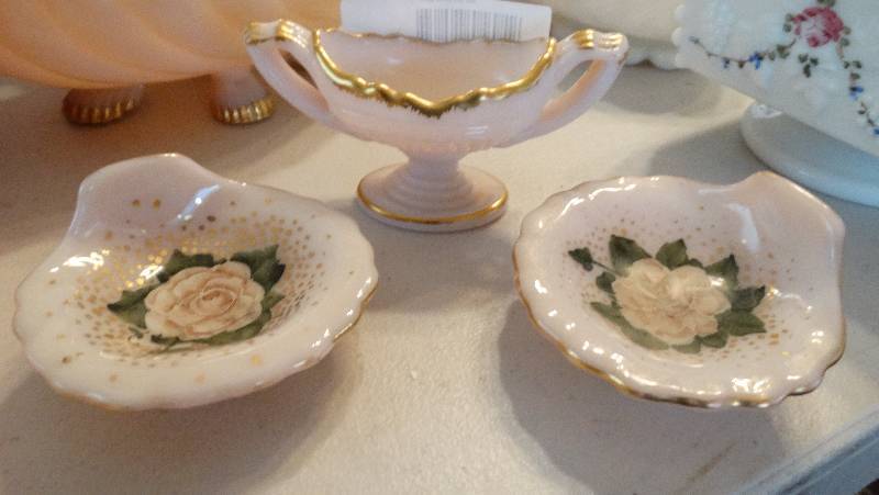lot 925 image: 2 Cambridge crown turcan design Shell pink milk glass footed shell console bowl & vase.