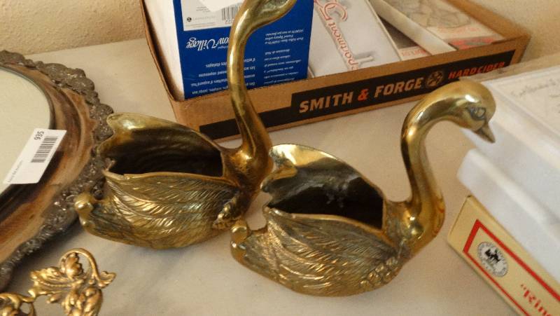lot 933 image: 2 Heavy brass swans.