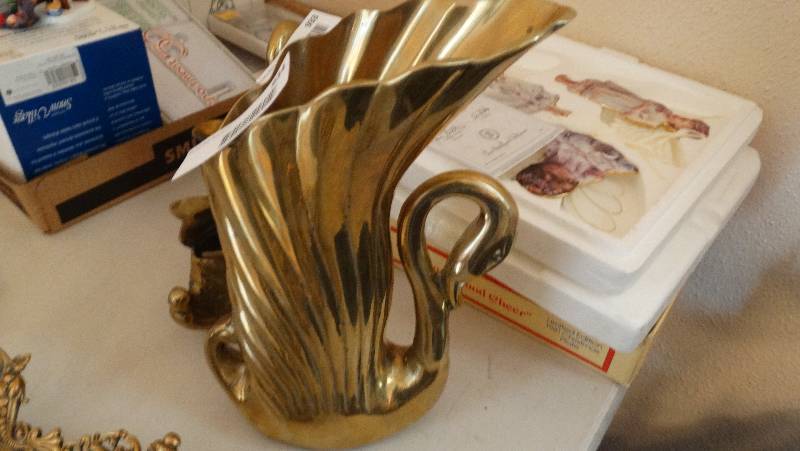 lot 934 image: Big heavy brass swan.